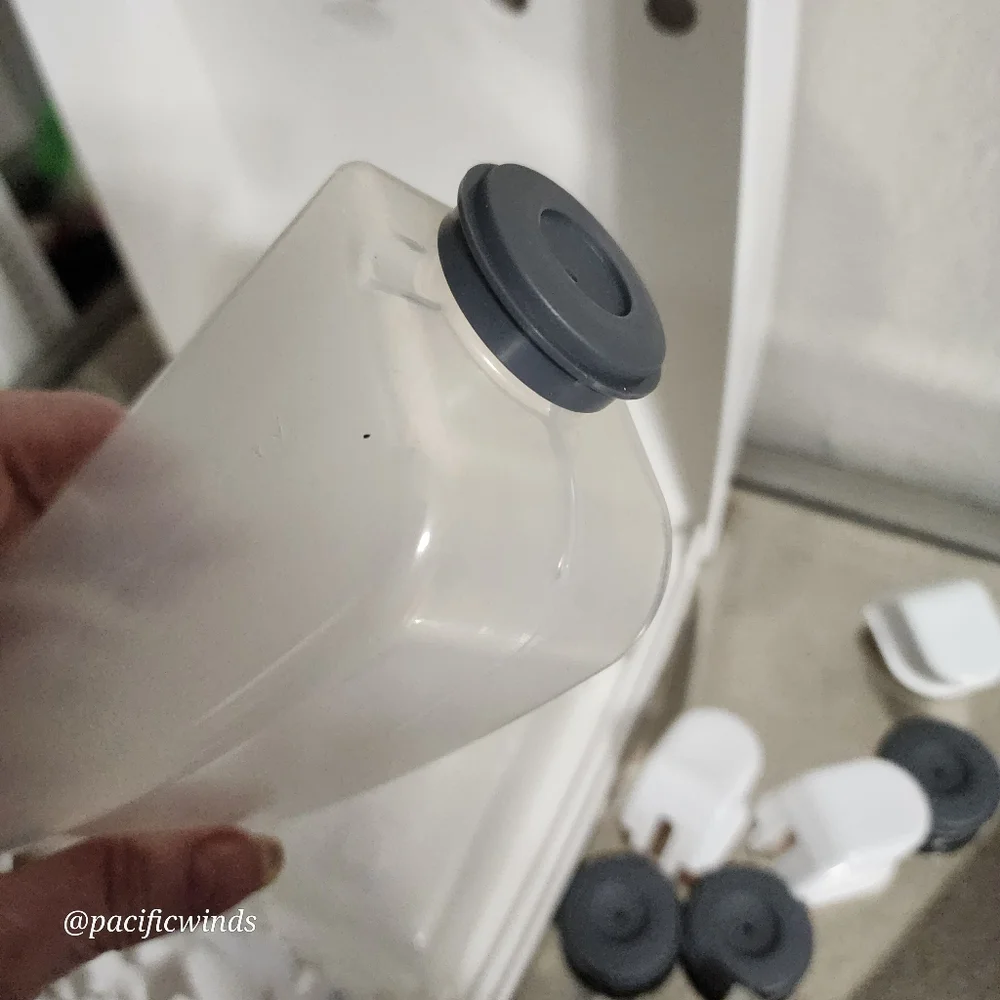 NWOT CLASSIC SHOWER DISPENSER 4 CHAMBER. ☆